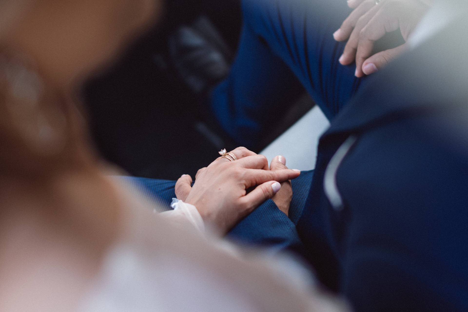 Manos de una pareja durante una boda