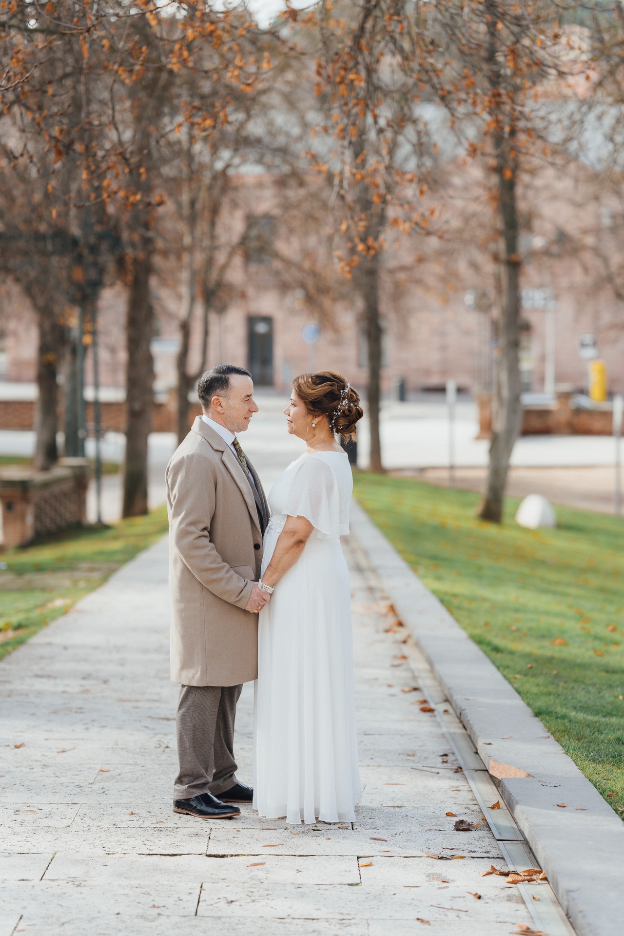 Pareja caminando durante una sesión