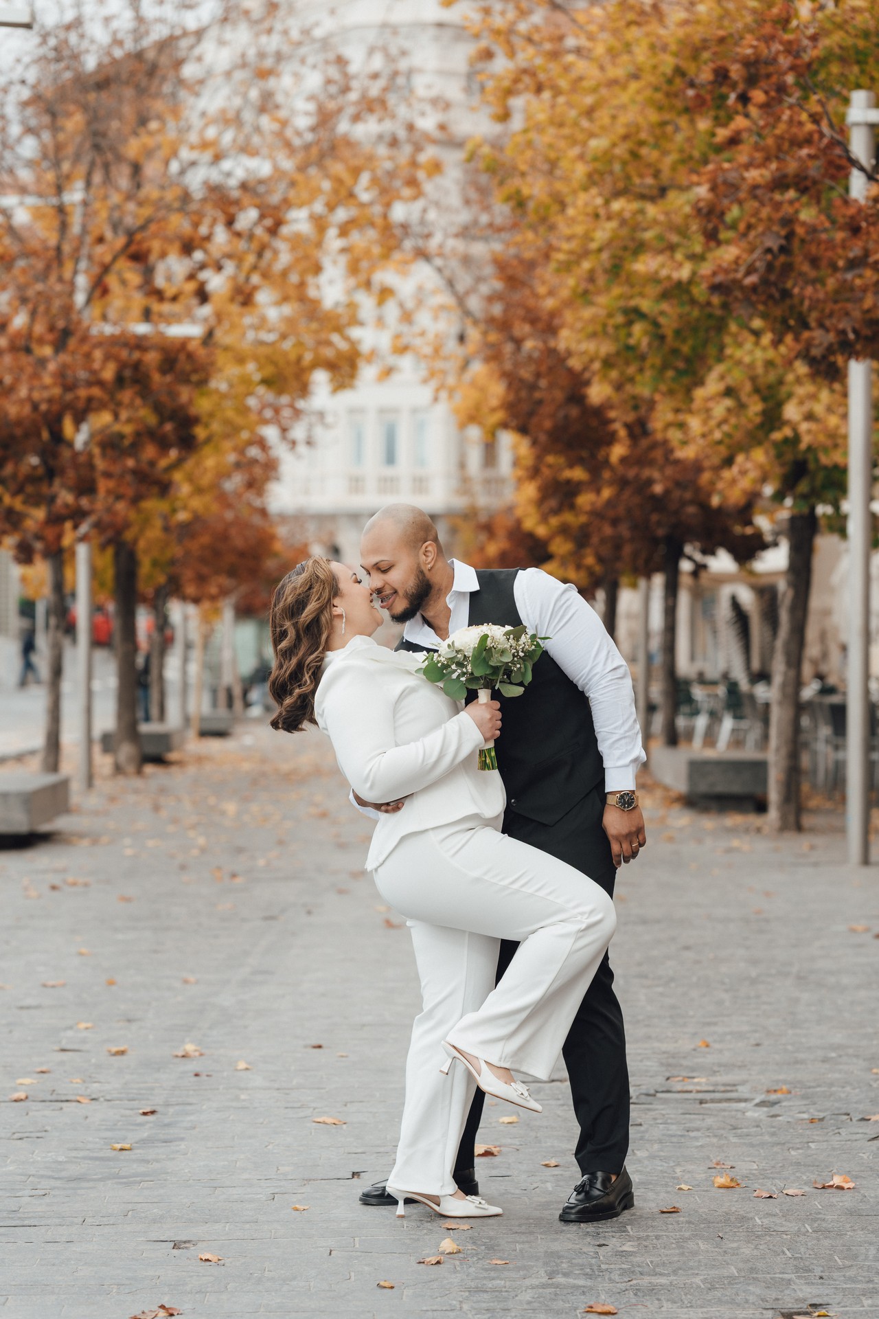 Pareja durante una sesión en otoño