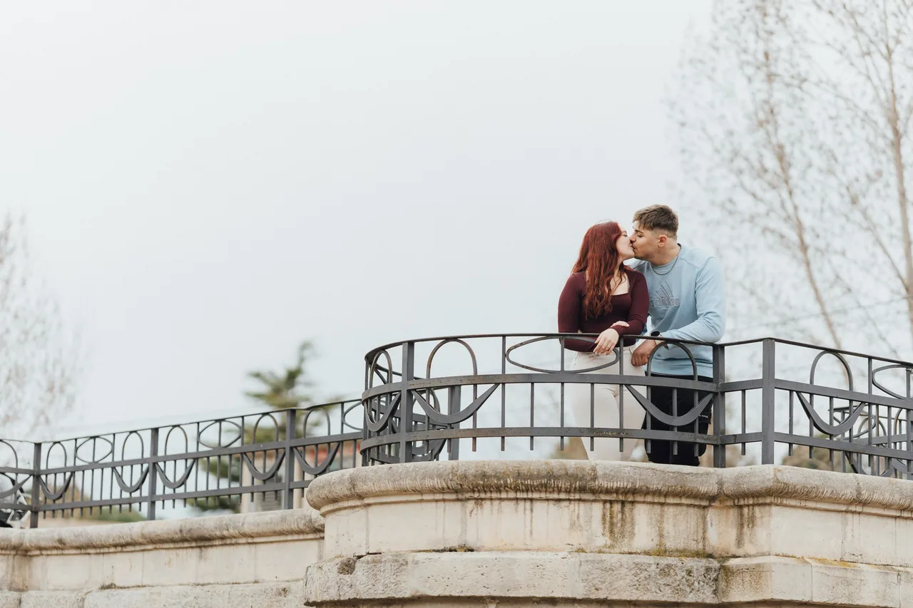 Pareja durante una sesión exterior