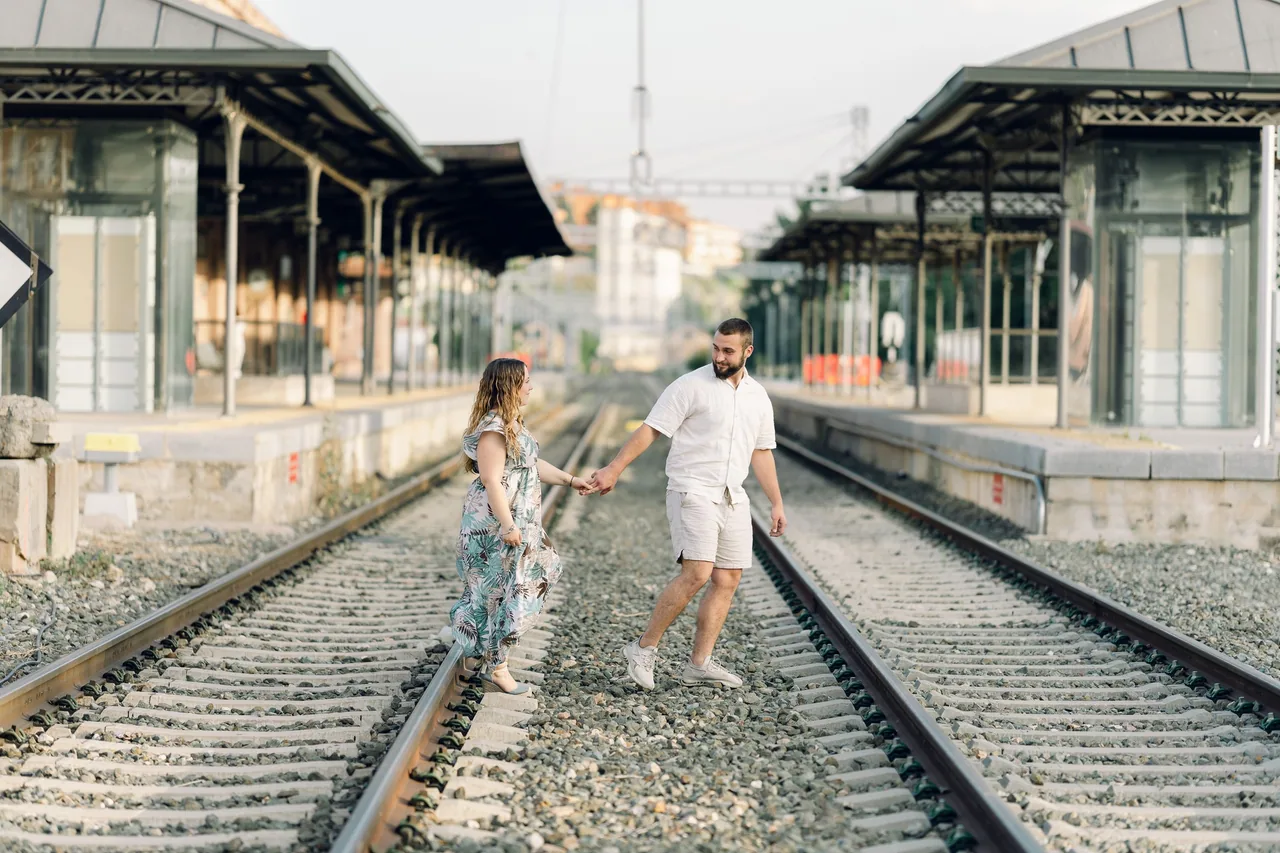 Pareja de novios en un jardín
